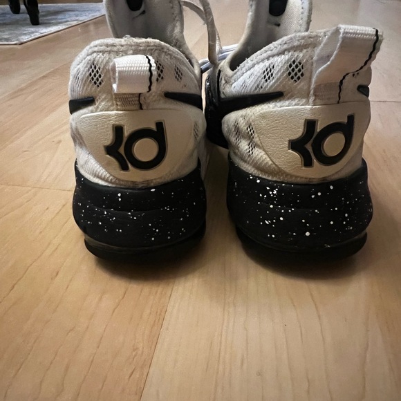 Nike Zoom KD 9. Size 5.5Y. Oreo.
855908-100 - Picture 3 of 5
